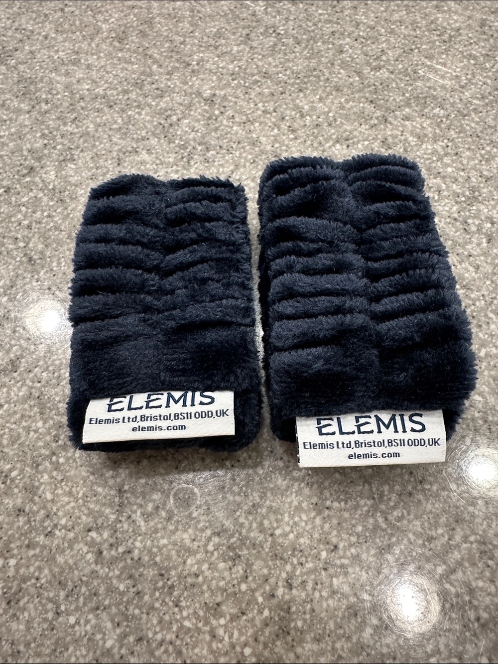 ELEMIS Black Plush Wrist Sleeves - Set of 2